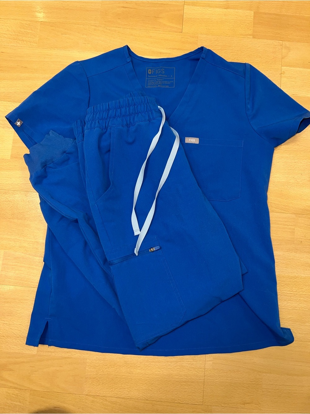 FIGS Catarina One Pocket top and Uman Joggers scrub set - Royal Blue